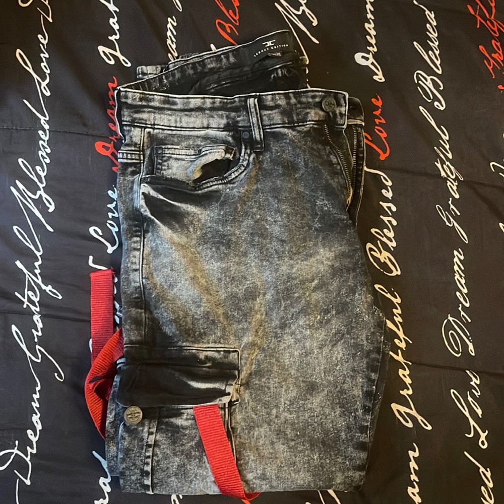 I’m selling my pants i don’t need them no more feel free to negotiate With me